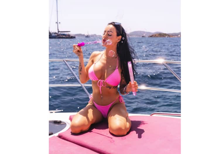 Luxury Pink Yacht Experience – CoverGirl Yacht 4-Hour