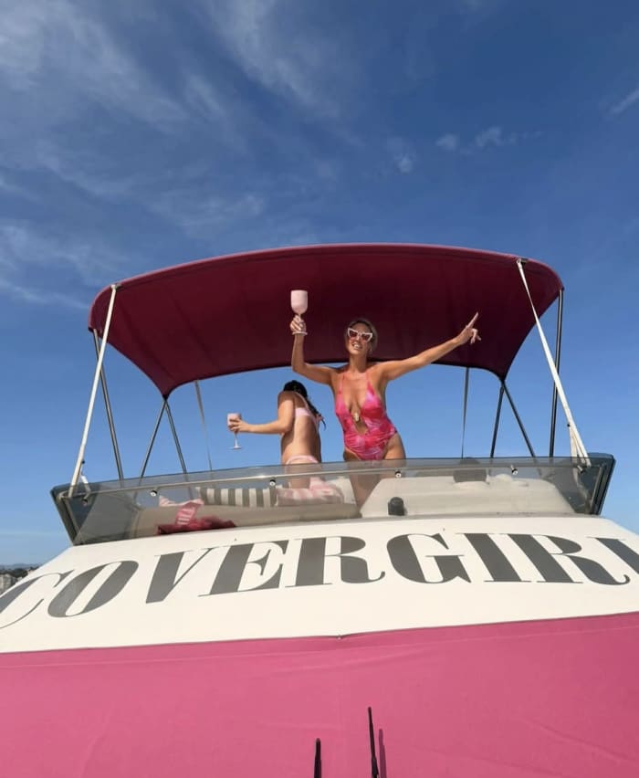 Luxury Pink Yacht Experience - 6 Hours Covergirl Yacht