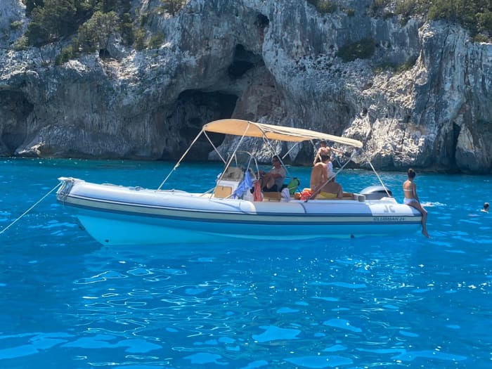 Ausflug mit dem Beiboot im Golf von Orosei