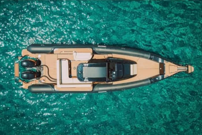 Ontdek Milos in volle vaart aan boord van een privé-speedboot.