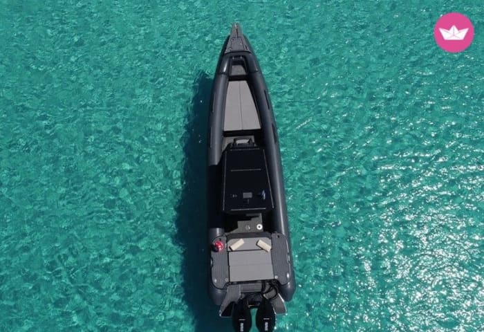 Ontdek Milos in volle vaart aan boord van een privé-speedboot.
