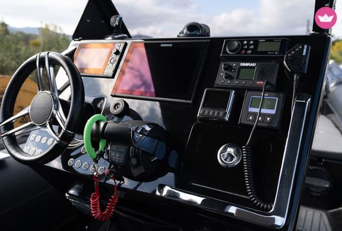 Ontdek Milos in volle vaart aan boord van een privé-speedboot.