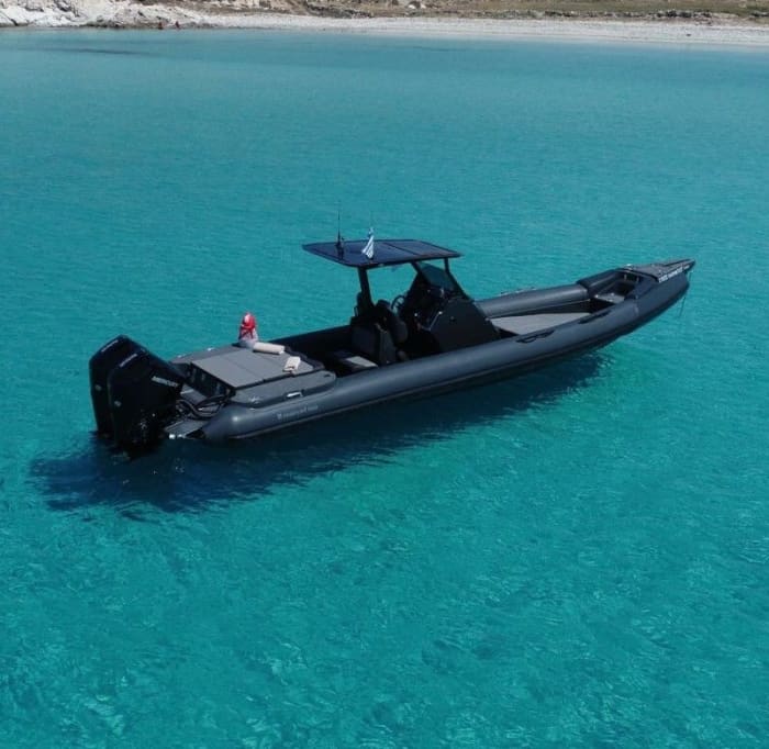 Ontdek Milos in volle vaart aan boord van een privé-speedboot.