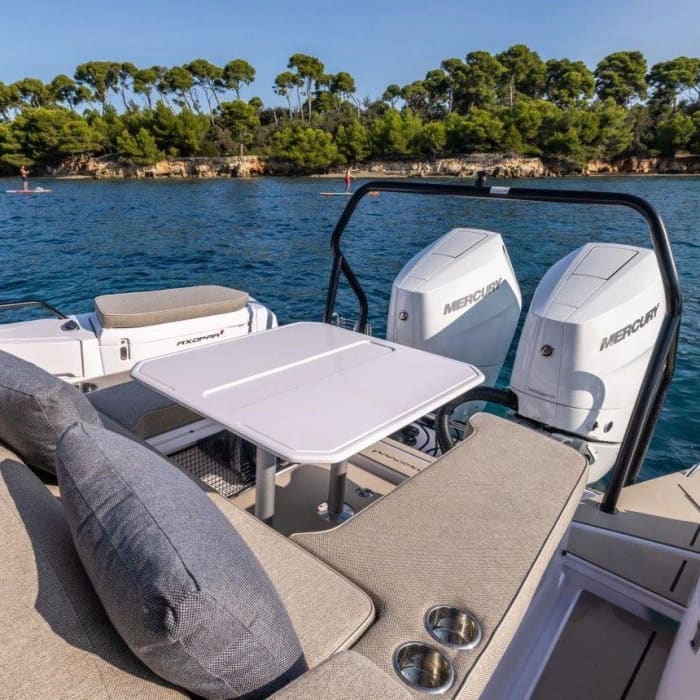 Découvrez Milos lors d'une excursion d'une demi-journée en yacht à moteur