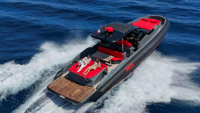 Charter your luxury boat