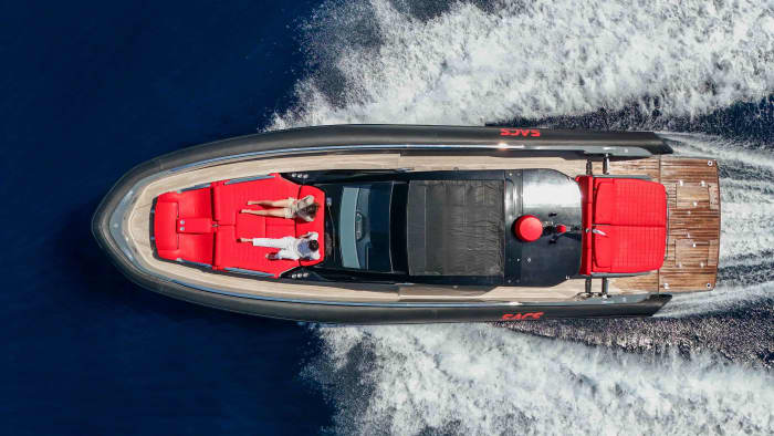 Charter your luxury boat
