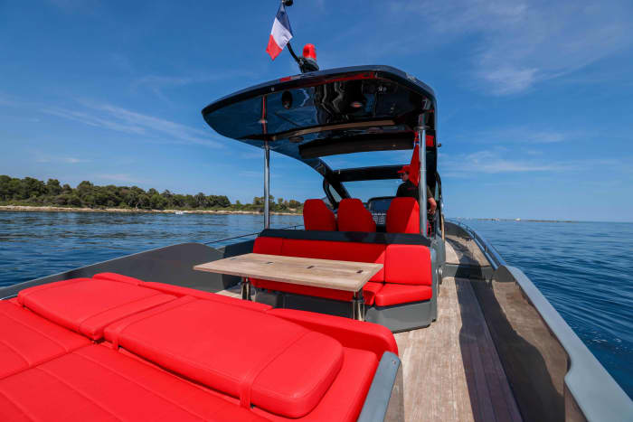 Charter your luxury boat
