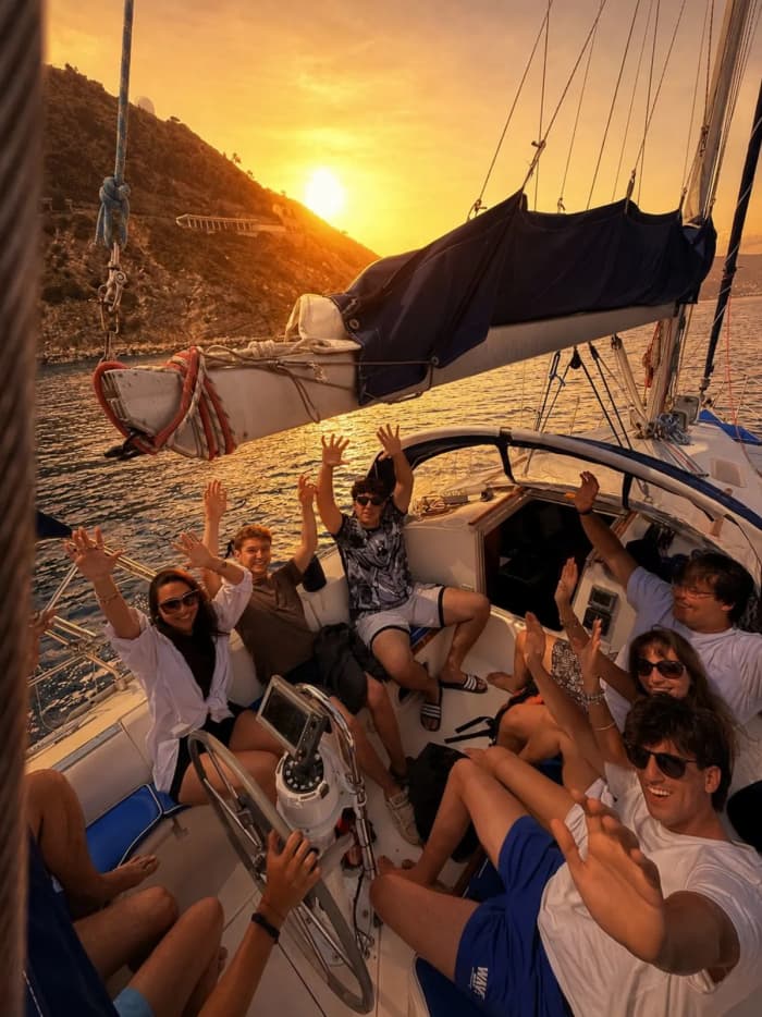 Een aperitief bij zonsondergang op een zeilboot