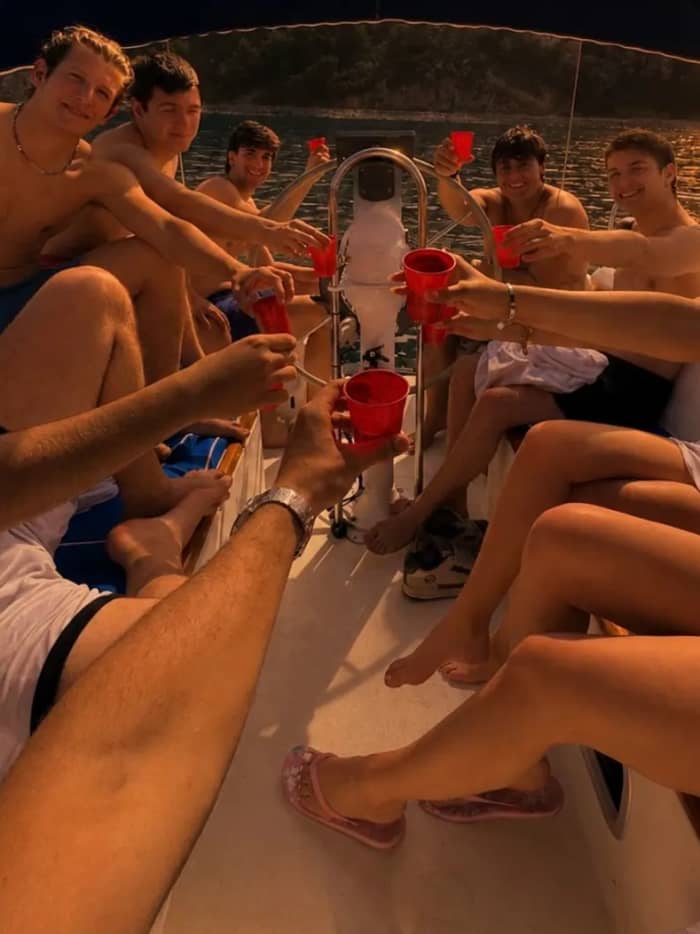 Een aperitief bij zonsondergang op een zeilboot