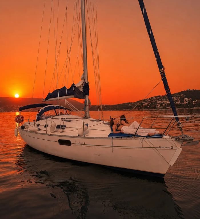Een aperitief bij zonsondergang op een zeilboot