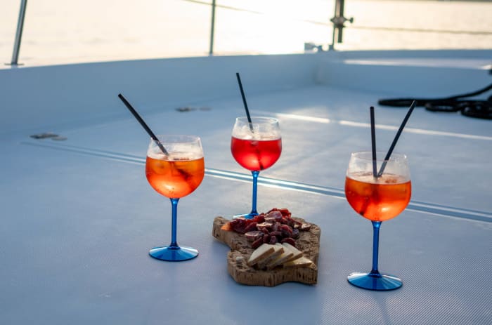 Aperitivo ao pôr do sol em Bali na Ilha Cabbage