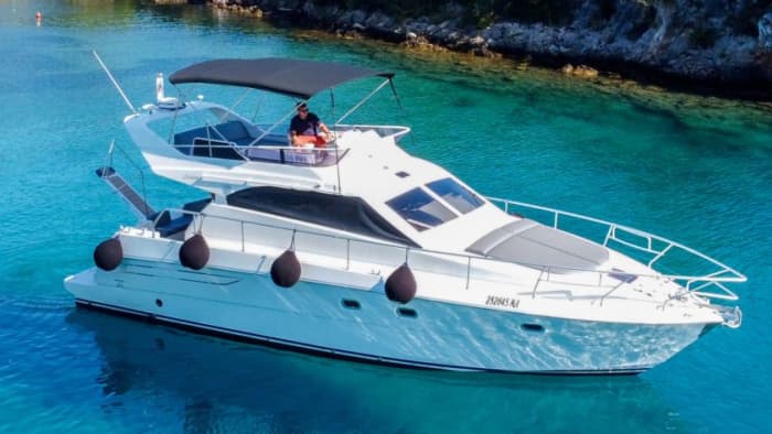 Un viaje privado a lo largo de la costa croata: yate de lujo a motor de 840 CV.