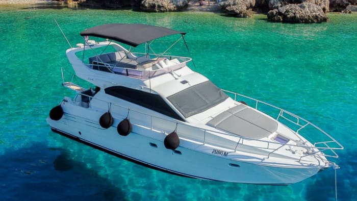 Un viaje privado a lo largo de la costa croata: yate de lujo a motor de 840 CV.