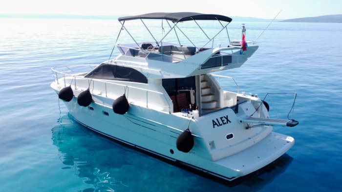 Un viaje privado a lo largo de la costa croata: yate de lujo a motor de 840 CV.