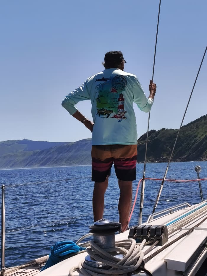Zeil langs de Baskische kust: een volle dag vol verborgen baaien, open zee en de magie van La Concha.