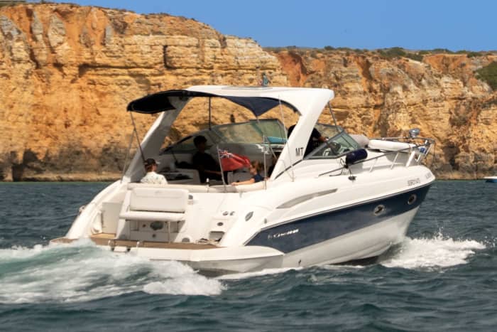 Location de bateau privé à la journée avec collations et boissons