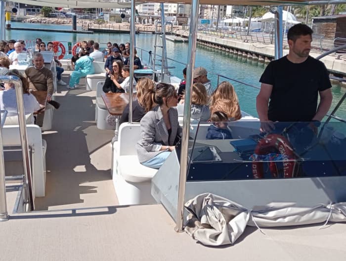 Barco com capacidade para até 25 pessoas. Observação de golfinhos.