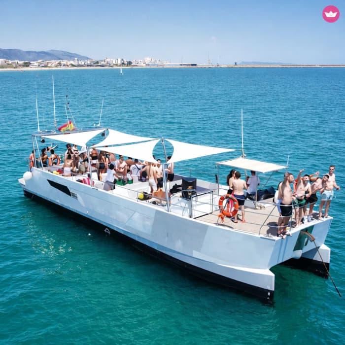 Barco com capacidade para até 25 pessoas. Observação de golfinhos.