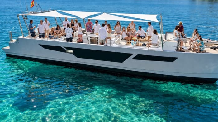 Barco com capacidade para até 25 pessoas. Observação de golfinhos.