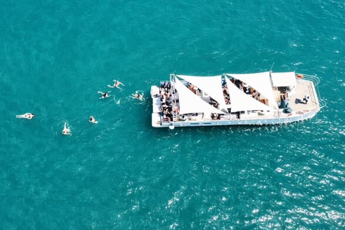Barco com capacidade para até 25 pessoas. Ideal para grupos.