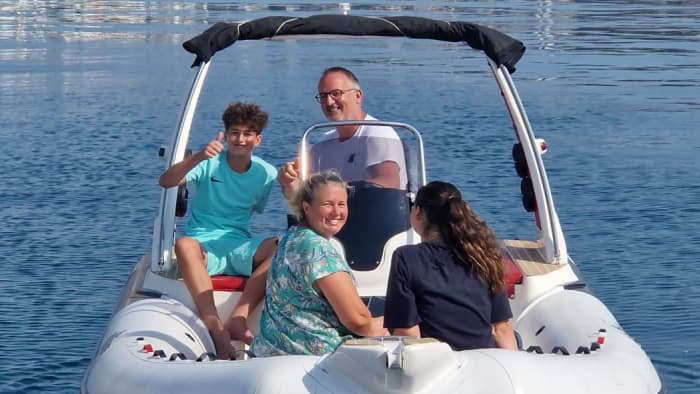 Beleef een onvergetelijke dag met onze ASORAL AL 100, uitgerust met alles wat u nodig heeft voor een perfecte dag op het water!
