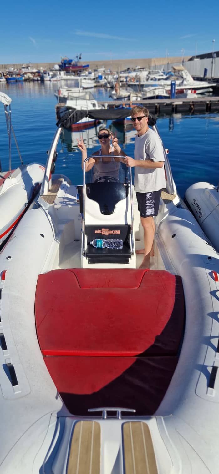Beleef een onvergetelijke dag met onze Altamarea Wave 19, uitgerust met alles wat u nodig heeft voor een perfecte dag op het water!