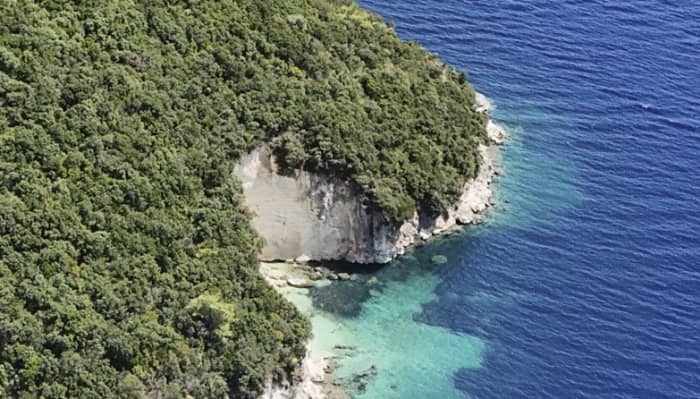 * Excursion d'une demi-journée aux îles Scorpios et Meganisi (visite de la grotte Papanicolis) *