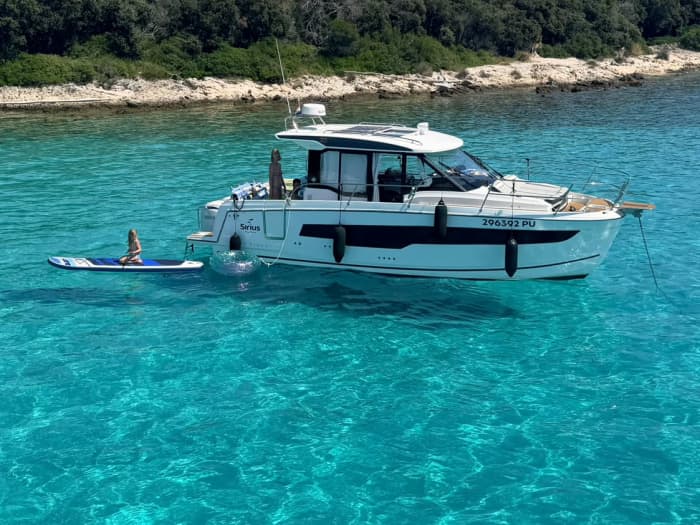 Escursione in barca lungo la costa istriana: mezza giornata a bordo di una lussuosa imbarcazione.