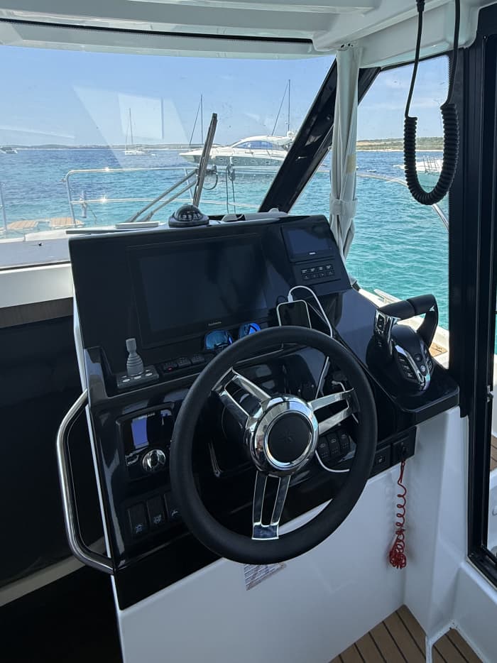 Escursione in barca lungo la costa istriana: mezza giornata a bordo di una lussuosa imbarcazione.