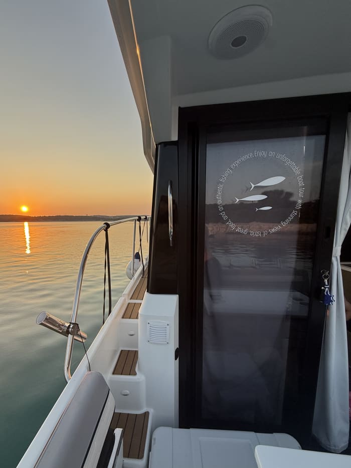 Escursione in barca lungo la costa istriana: mezza giornata a bordo di una lussuosa imbarcazione.