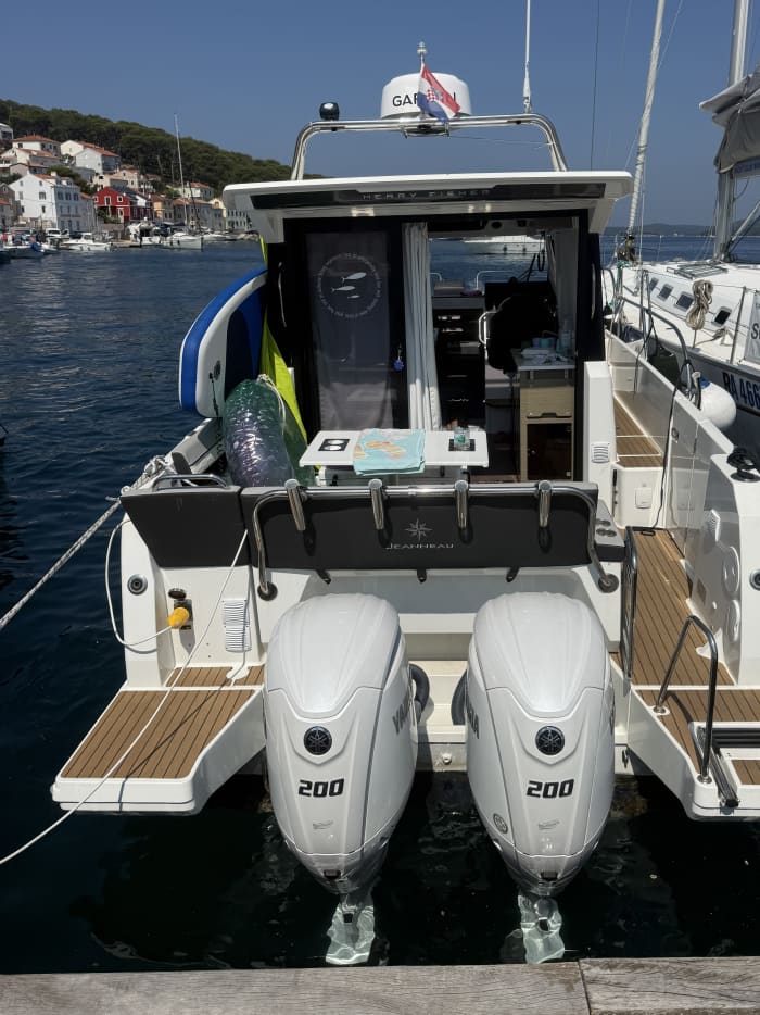 Escursione in barca lungo la costa istriana: mezza giornata a bordo di una lussuosa imbarcazione.
