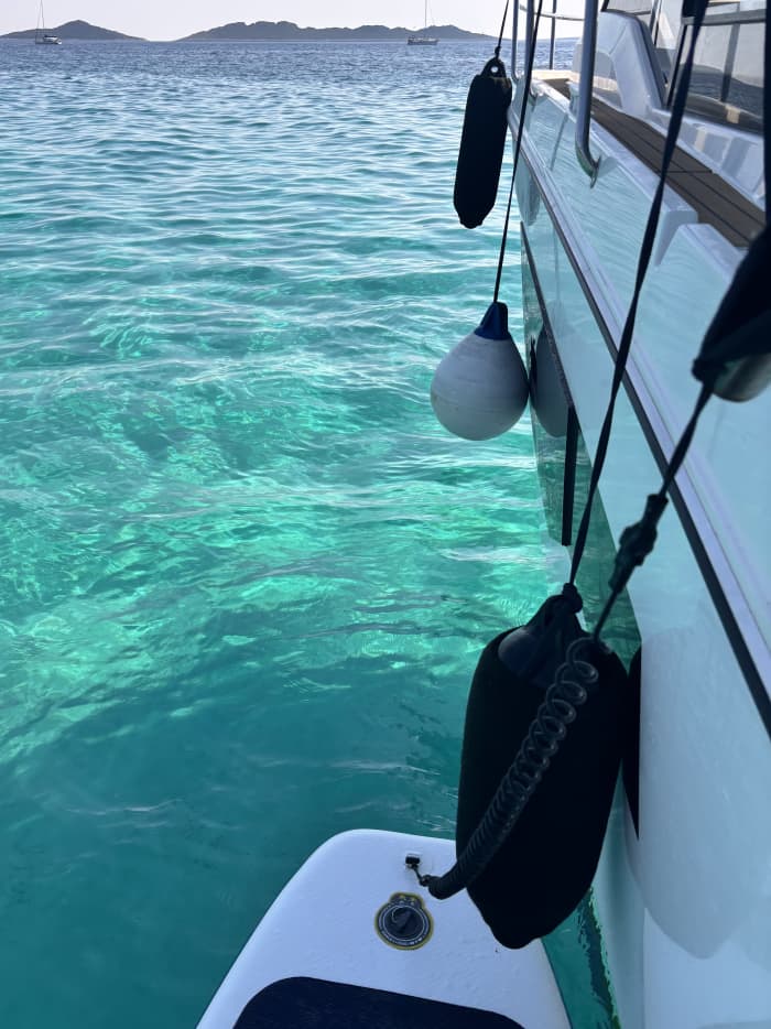 Escursione in barca lungo la costa istriana: mezza giornata a bordo di una lussuosa imbarcazione.