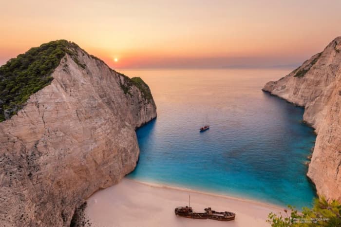 5-hour Yacht Cruise to Shipwreck Beach & the Blue Caves