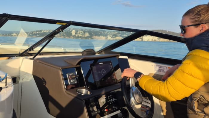 Bries, zon en zee: een nautisch uitje van 3 uur in Barcelona