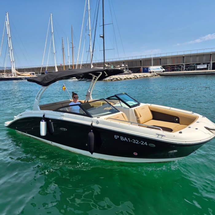 Bries, zon en zee: een nautisch uitje van 3 uur in Barcelona