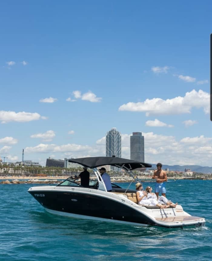 Bries, zon en zee: een nautisch uitje van 3 uur in Barcelona