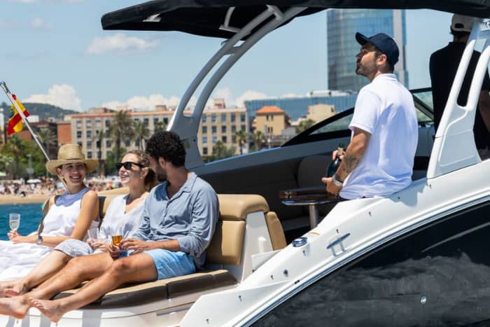Bries, zon en zee: een nautisch uitje van 3 uur in Barcelona