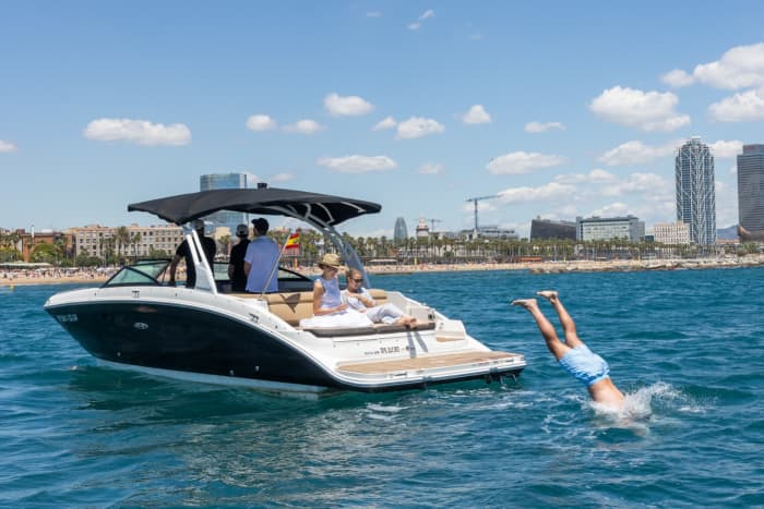 Bries, zon en zee: een nautisch uitje van 3 uur in Barcelona