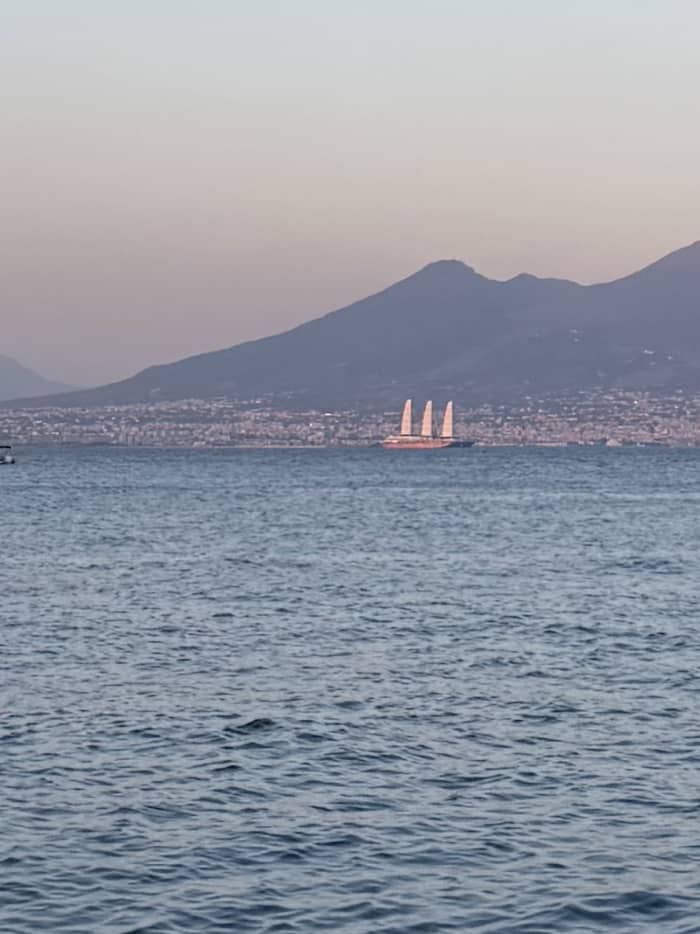 Afternoon dinghy tour - Sunset in Posillipo, with aperitif moored in front of Lungomare Caracciolo
