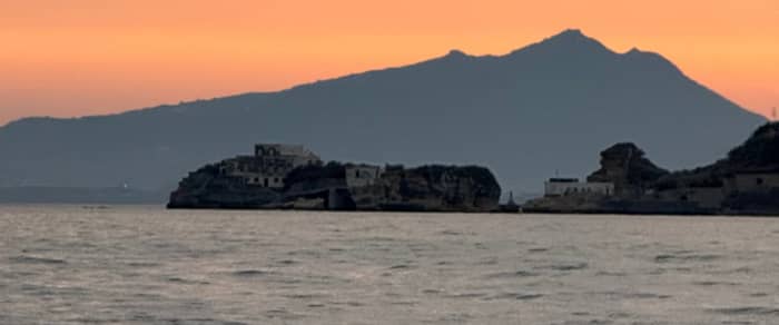 Afternoon dinghy tour - Sunset in Posillipo, with aperitif moored in front of Lungomare Caracciolo