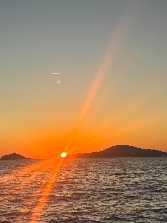 Zonsondergangexcursie op zee met de mogelijkheid om aan boord te barbecueën.