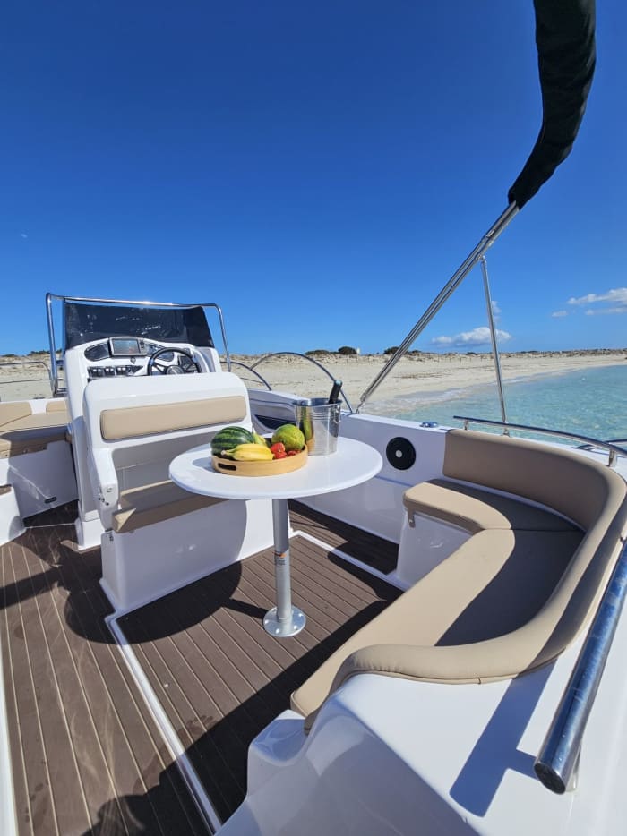 8 uur durende Ibiza & Formentera-trip: geheime baaien, strandclubs en kristalhelder water