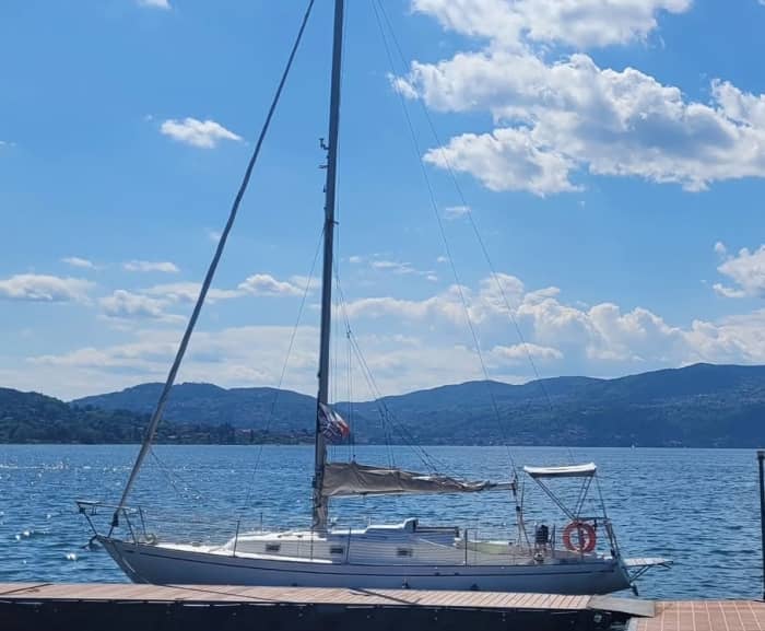 Abfahrt vom prächtigen Yachthafen Marina di Lisanza.
Halbtagesausflug mit dem Boot – Entspannen Sie sich und segeln Sie auf dem Lago Maggiore.