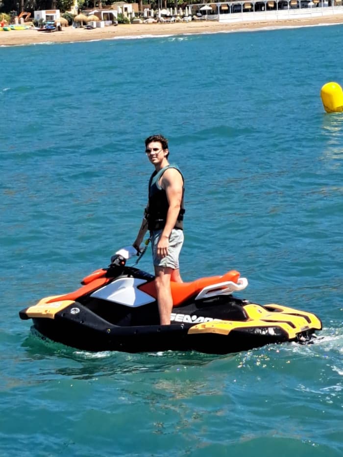 20-Meter-Bootspaket plus 1 Stunde Jetski-Nutzung vom Boot aus während 3 Stunden Navigation