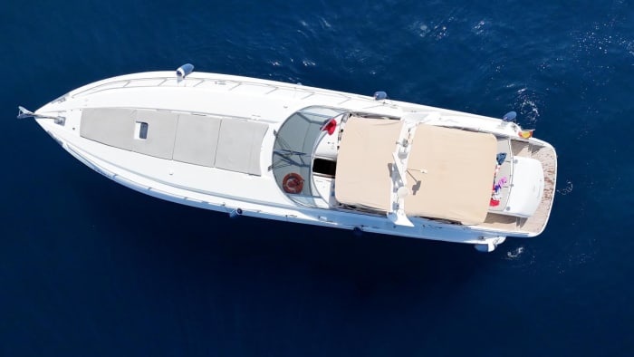 20-Meter-Bootspaket plus 1 Stunde Jetski-Nutzung vom Boot aus während 3 Stunden Navigation