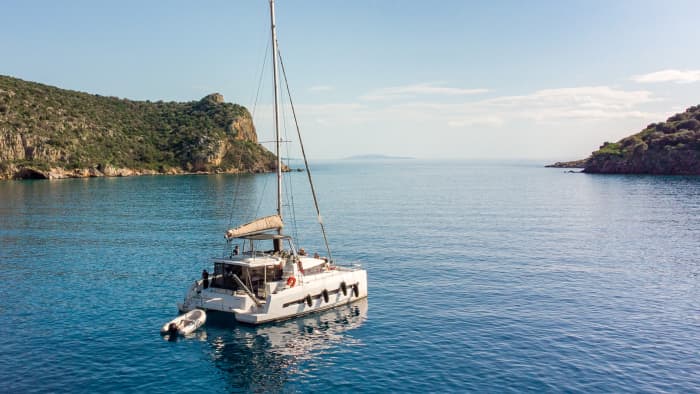 Croisière privée en catamaran d'une demi-journée avec repas et boissons