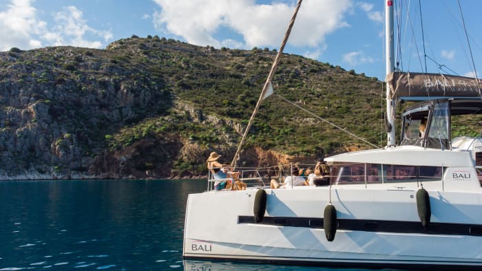 Croisière privée en catamaran d'une demi-journée avec repas et boissons