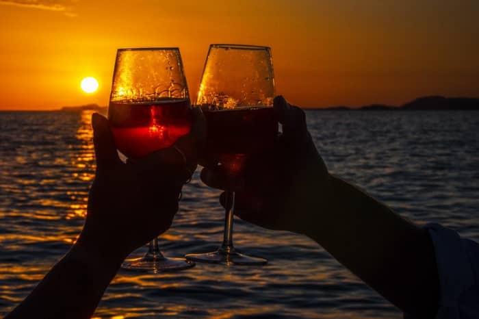 Medulin: Zonsondergang vanaf een speedboot met uitzicht op de vuurtoren en wijn