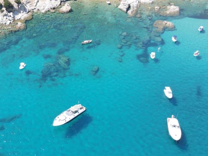 Excursión en barco de medio día por Cagliari: calas y mar cristalino.