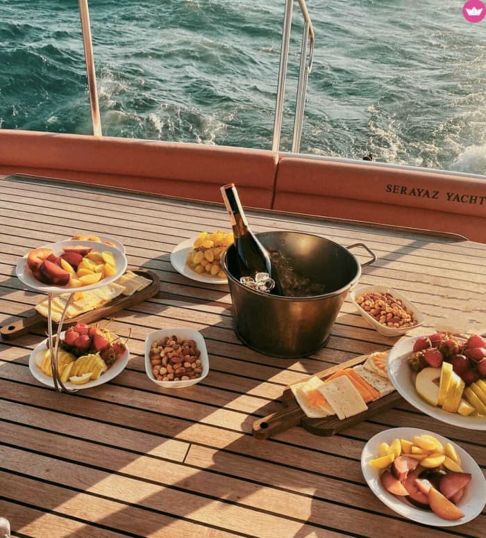 Luxury Small Group Bosphorus Cruise with Fruits, Tea & Historic Landmarks
